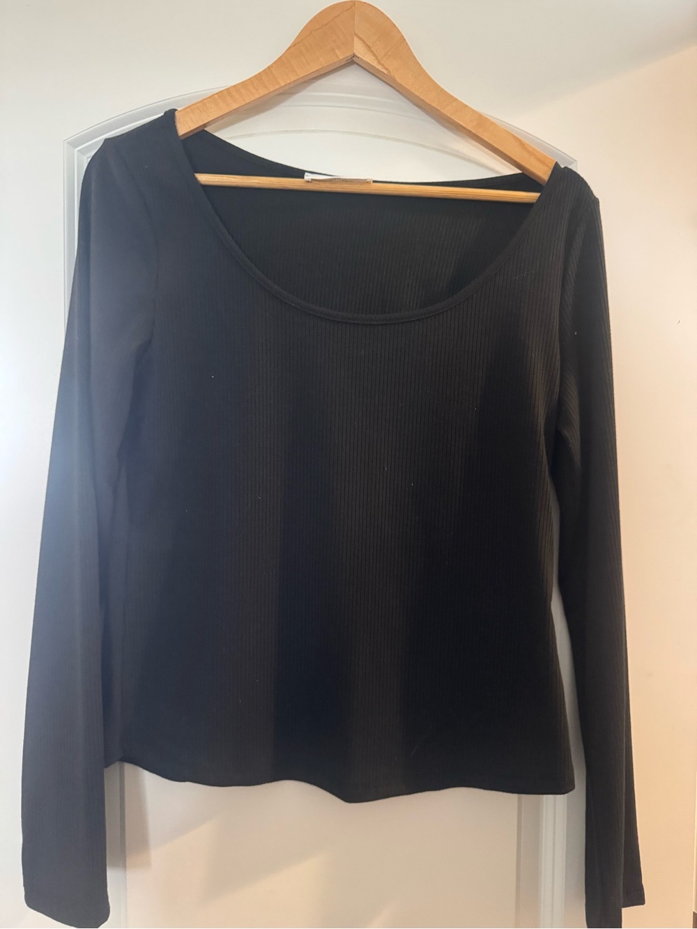 Carly Jean Los Angeles Black Ribbed Long-Sleeve Scoop Neck Top